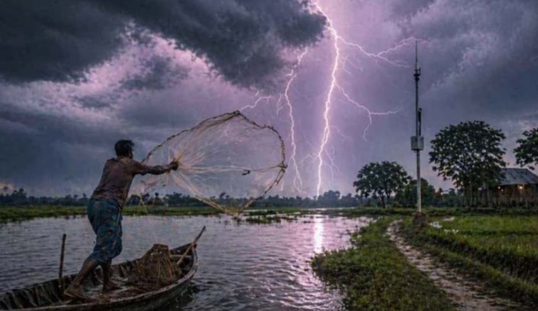 হাকালুকি হাওরে মাছ ধরার সময় বজ্রপাতে তিন জেলের মৃত্যু