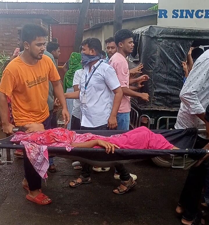 গার্মেন্টস কারখানার পানি পান করে অসুস্থ প্রায় ২০০ শ্রমিক