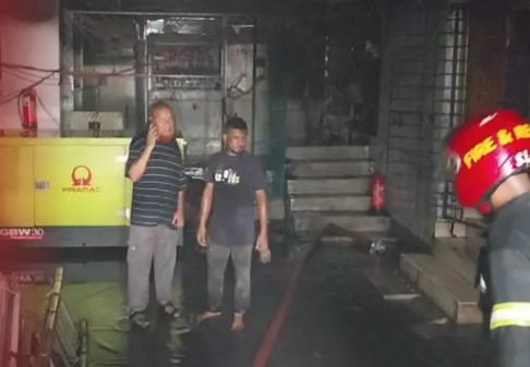 সোনারগাঁয়ে আল মদিনা শপিংমলে অগ্নিকাণ্ড, কারণ নিয়ে ব্যবসায়ীদের অভিযোগ-প্রতিআপত্তি
