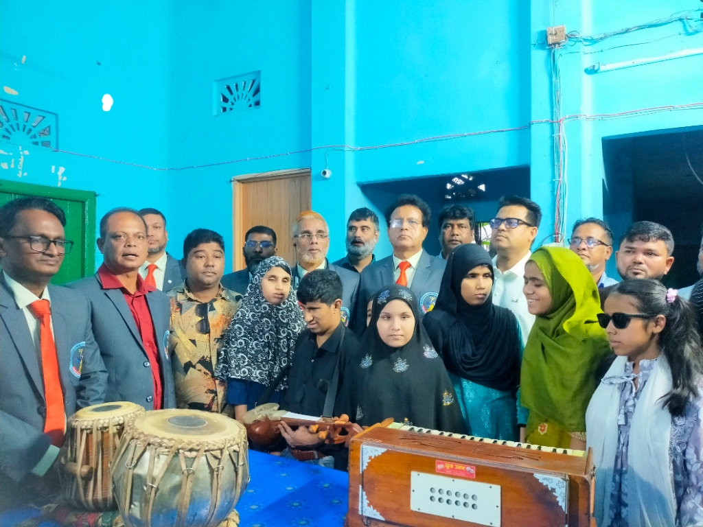 প্রতিবন্ধী শিক্ষার্থীদের মধ্যে এপেক্স বাংলাদেশের মৌসুমী ফল ও গাছের চারা বিতরণ