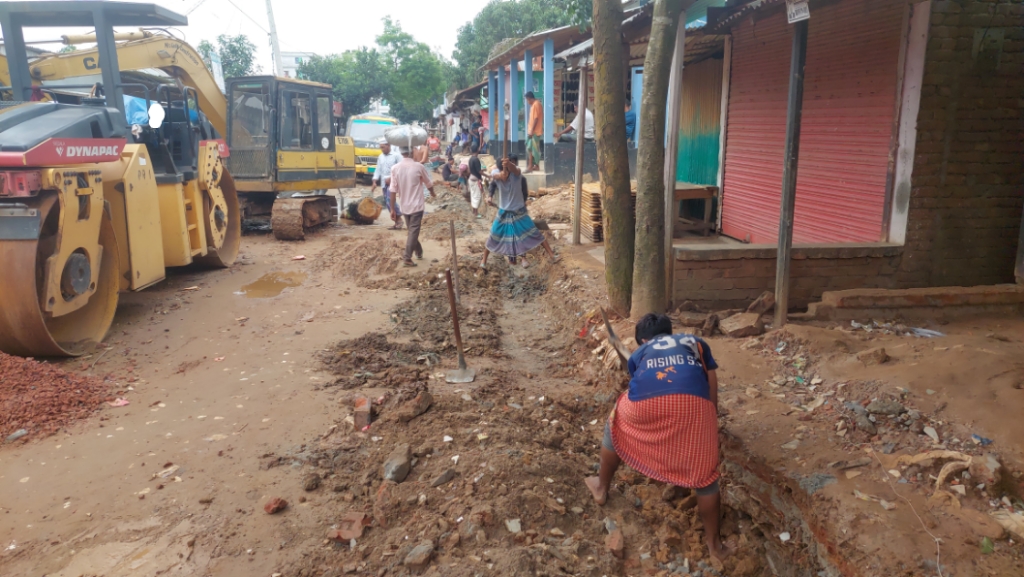 সরকারি উদ্যোগের অপেক্ষা নয়, জলাবদ্ধতা নিরসনে নিজ অর্থায়নে ড্রেন নির্মাণ এলাকাবাসীর