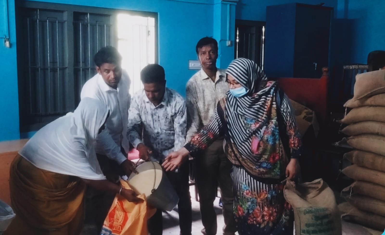 পবা উপজেলার হুজুরীপাড়া ইউনিয়নে ১৪০০ কেজি জিআর চাল বিতরণ