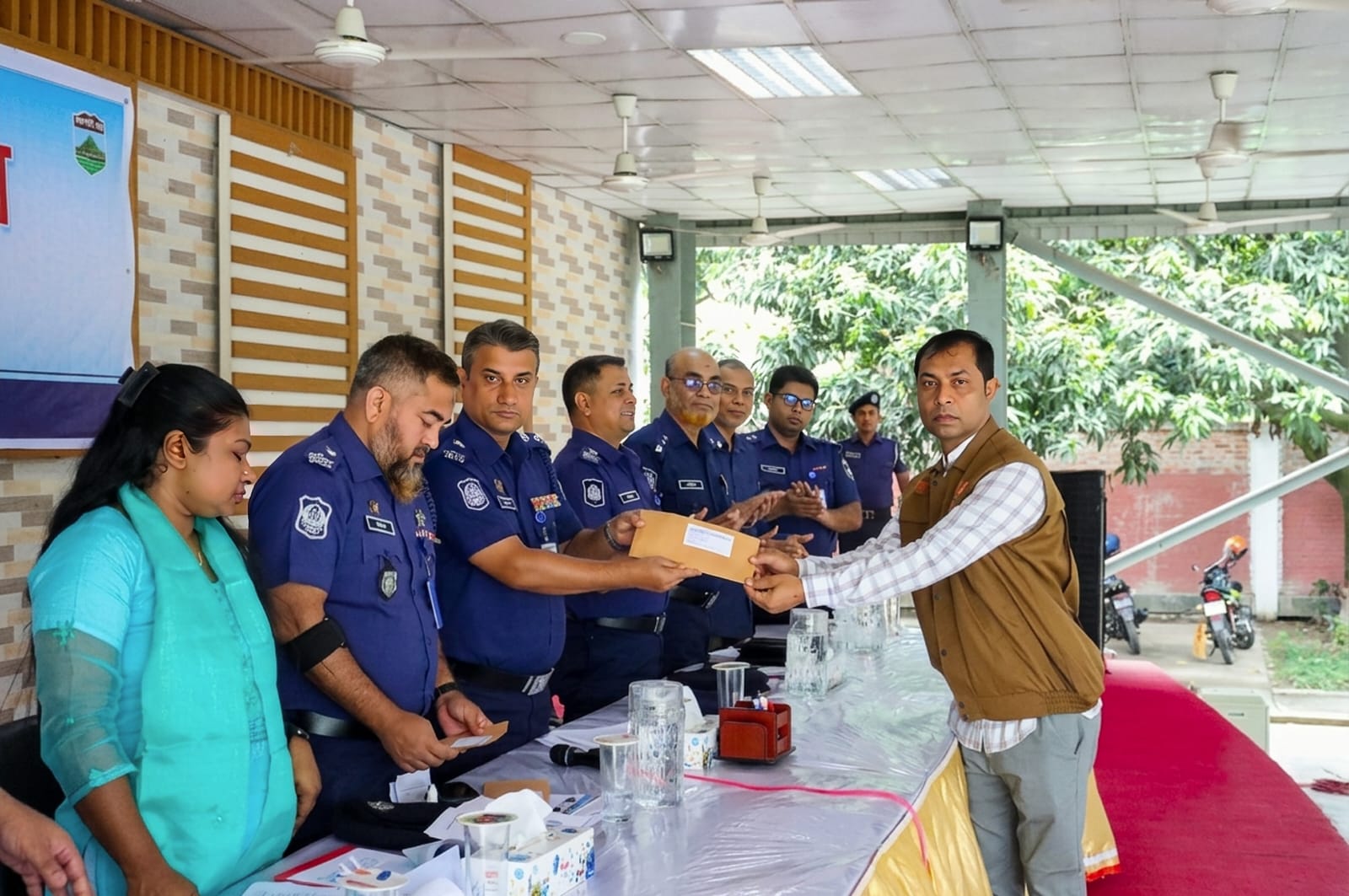 রাজশাহী জেলার শ্রেষ্ঠ মাদক উদ্ধারকারী অফিসার এসআই নাছিম উদ্দিন পেলেন বিশেষ পুরস্কার