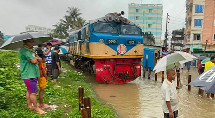 চট্টগ্রামে পানির নিচে রেললাইন, আটকা পড়েছে যাত্রীবাহী দুই ট্রেন 