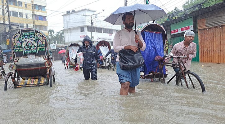 চট্টগ্রামে টানা বৃষ্টি আর জোয়ারে সৃষ্ট জলাবদ্ধতায় জনজীবন কার্যত স্থবির
