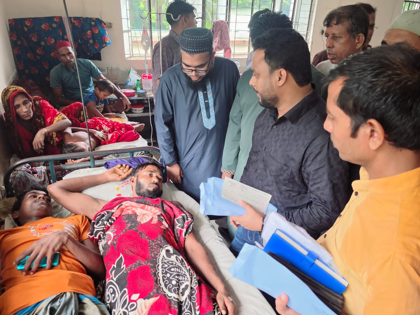 বঙ্গোপসাগরে ট্রলারডুবি: নিখোঁজ ৬ জেলেকে খুঁজছেন স্বজনেরা, ক্ষতিগ্রস্তদের পাশে প্রশাসন