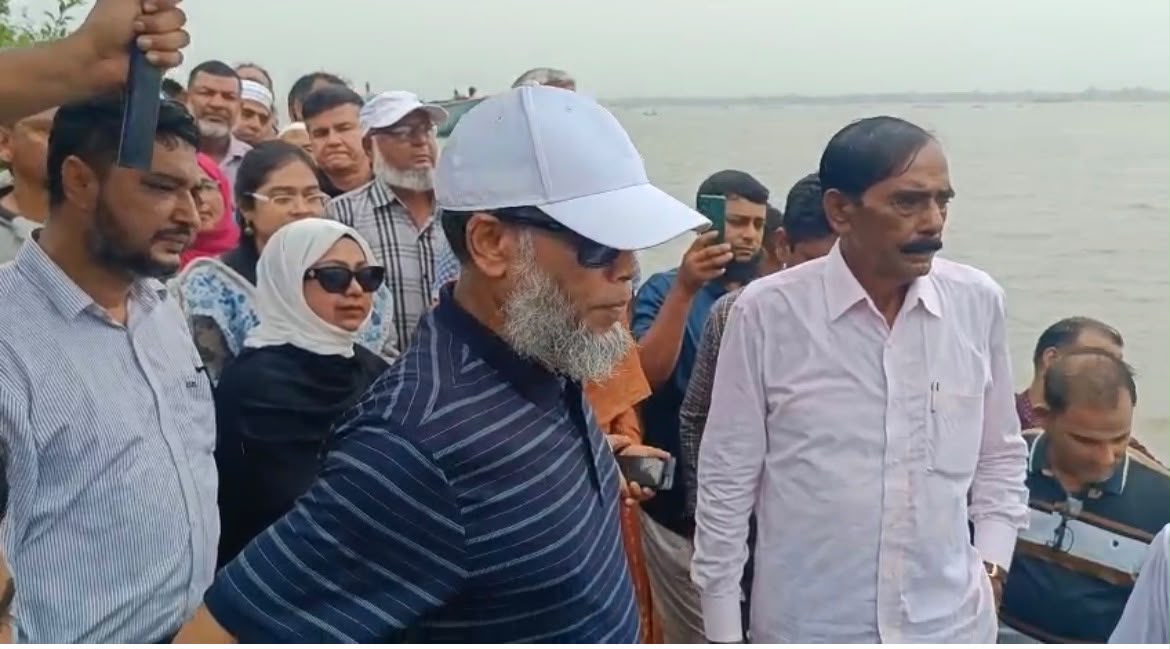 গজারিয়ার ইসমানিরচরে নদীভাঙন এলাকা পরিদর্শন করেন এমপি কামরুজ্জামান রতন