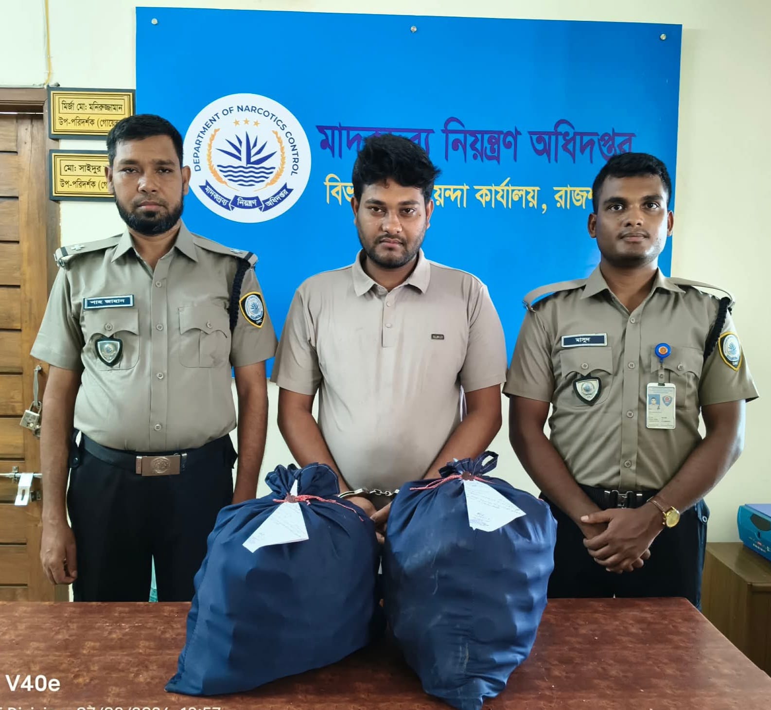 শিবগঞ্জে ১৮০ বোতল এসকাফ সিরাপসহ যুবক গ্রেফতার,অভিযানে রাজশাহী মাদকদ্রব্য অফিস