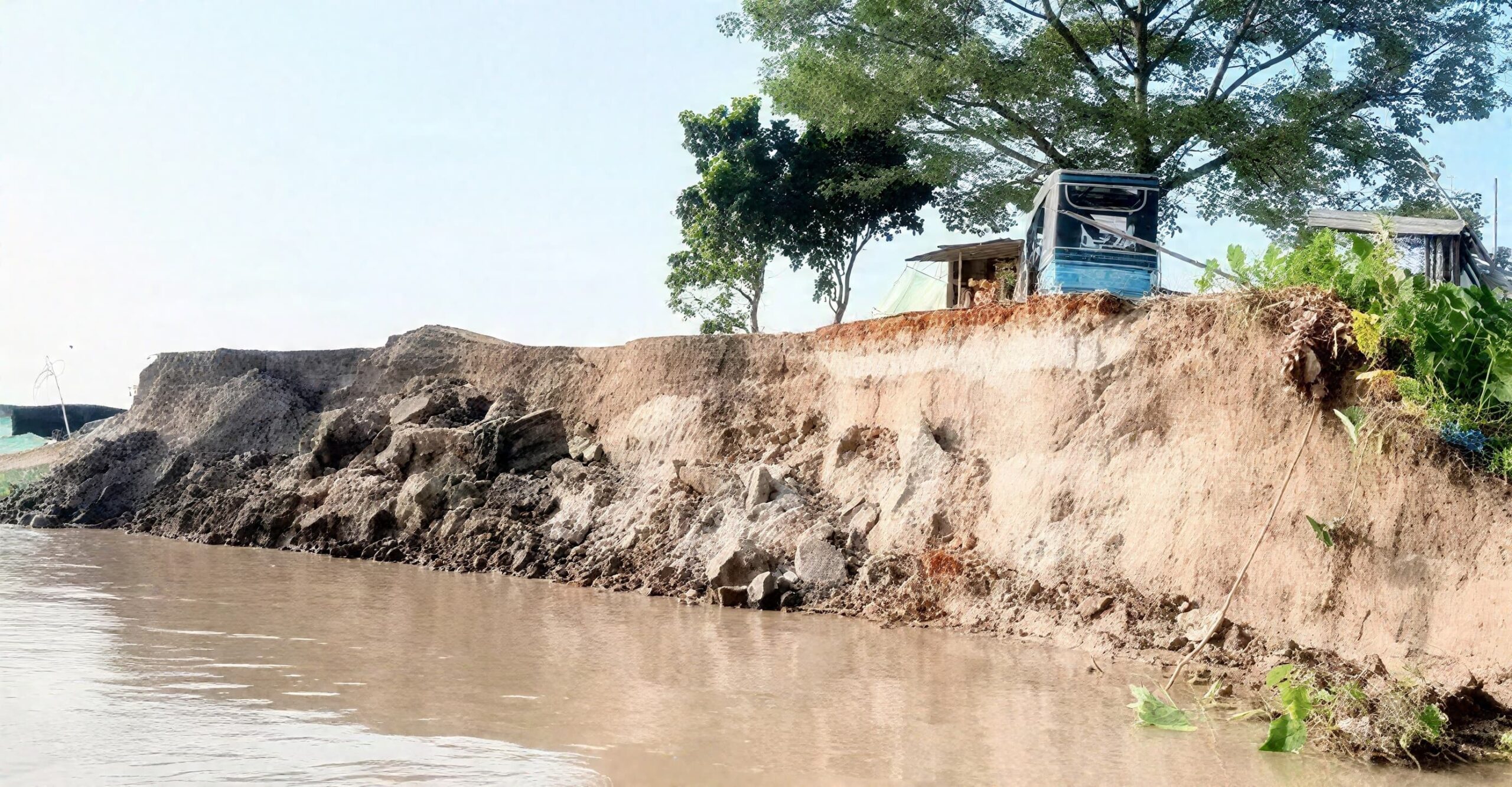 বর্ষার শুরুতেই পদ্মার গ্রাসে ফরিদপুর