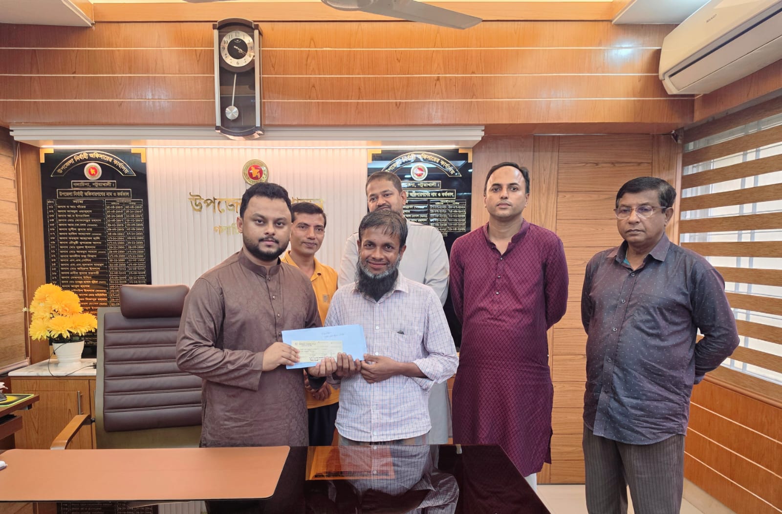 ক্ষতিগ্রস্ত কৃষকদের আর্থিক সহায়তা দিল উপজেলা প্রশাসন