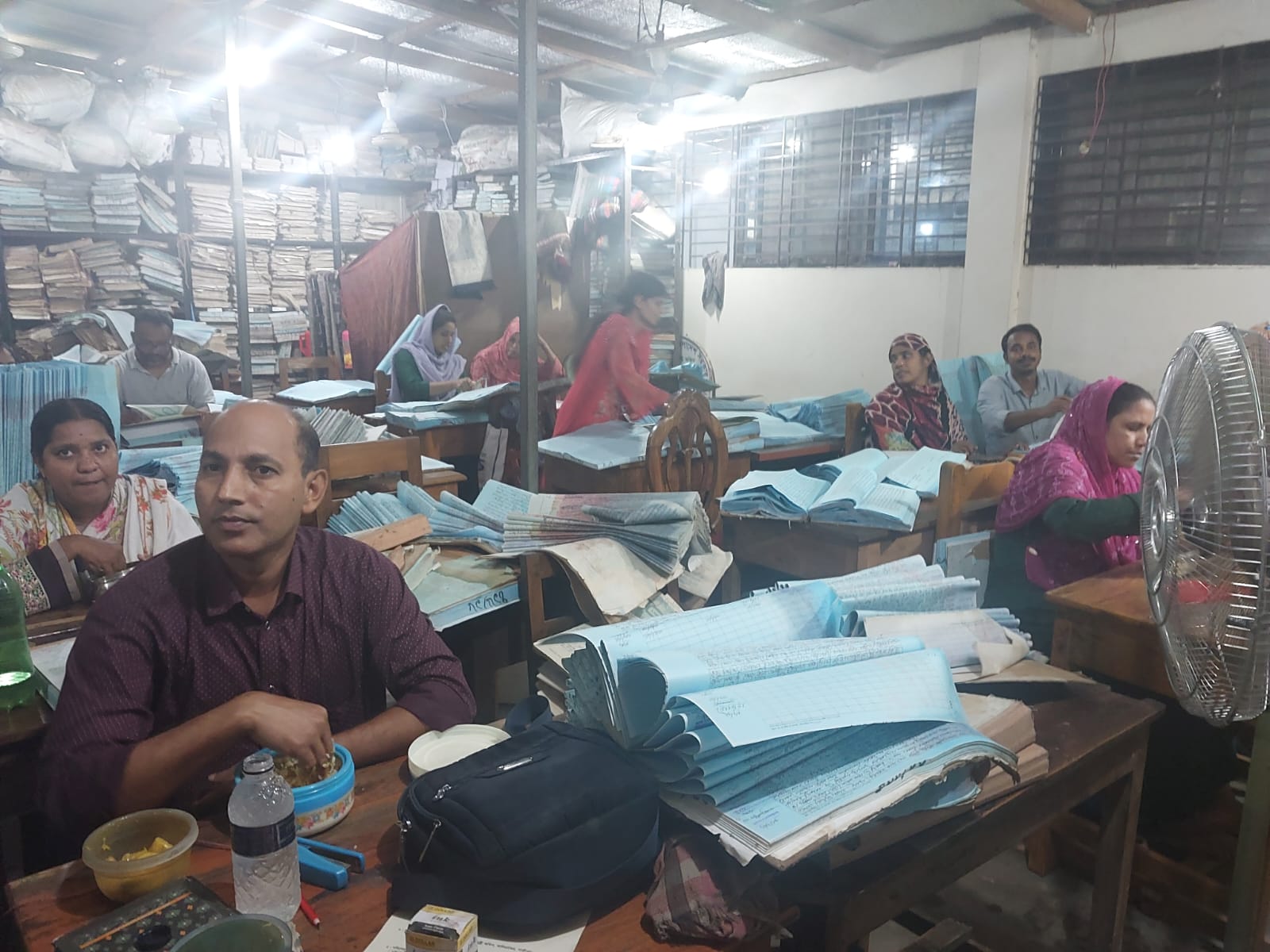 কালিয়াকৈর সাব-রেজিস্ট্রি অফিসে অব্যবস্থাপনা: বৃষ্টির পানিতে ভিজে গেছে গুরুত্বপূর্ণ দলিলপত্র