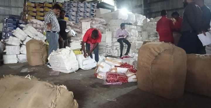 বেনাপোল বন্দরের ৩৭ নম্বর শেডে মিলল নিখোঁজ ১৯ প্যাকেজ ভারতীয় পণ্য