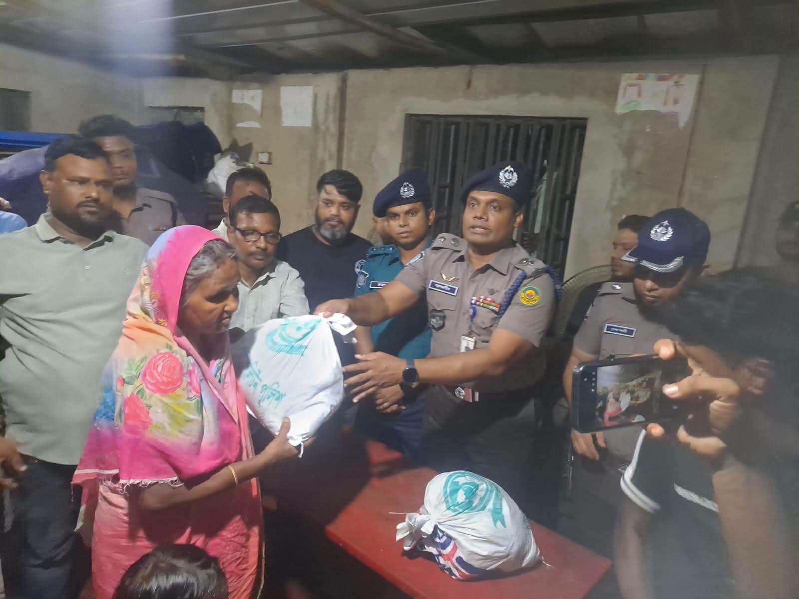 চট্টগ্রামে আশ্রয়কেন্দ্রে অবস্থানরত মানুষের পাশে ত্রাণ সামগ্রী নিয়ে সিএমপি কমিশনার