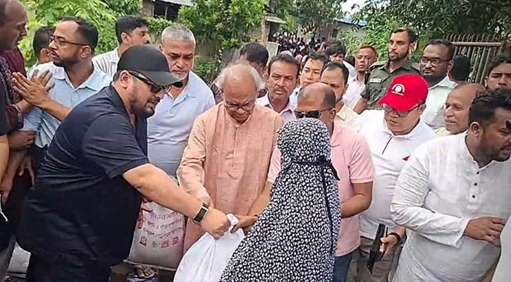 চট্টগ্রাম বাঁশখালীতে বন্যাদুর্গত এলাকা পরিদর্শন ও ক্রাণ বিতরণে রুহুল কবির রিজভী