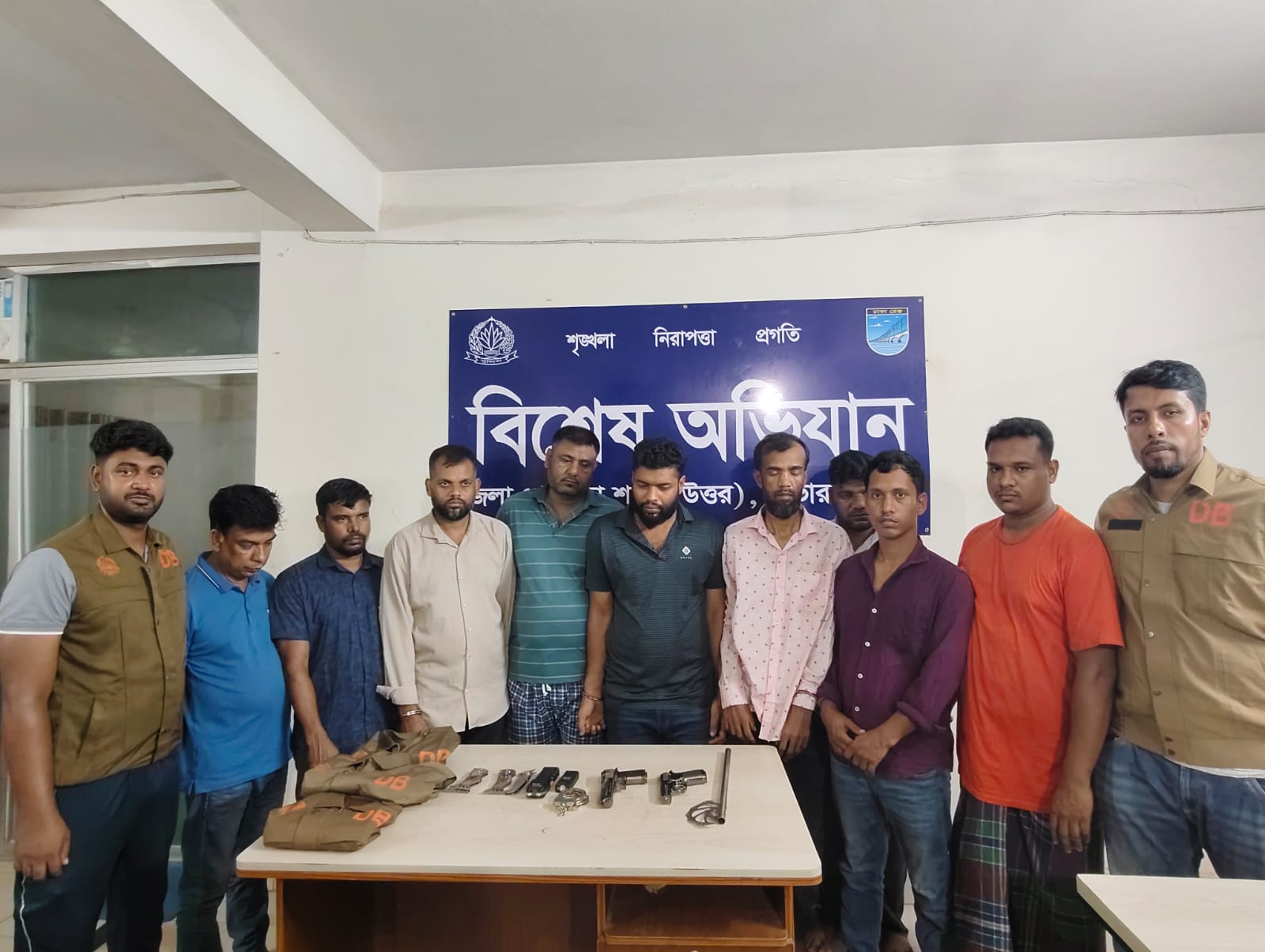 নকল ডিবি সেজে ডাকাতির প্রস্তুতি: নোহা গাড়িসহ ৯ পেশাদার ডাকাত গ্রেফতার
