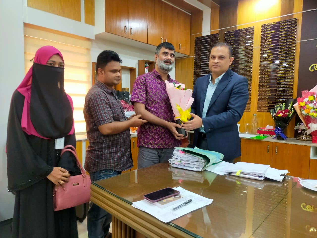 সিলেটে নবাগত জেলা প্রশাসকের সাথে গ্রীণ ডিসএ্যাবল্ড ফাউন্ডেশনের ফুলেল শুভেচ্ছা