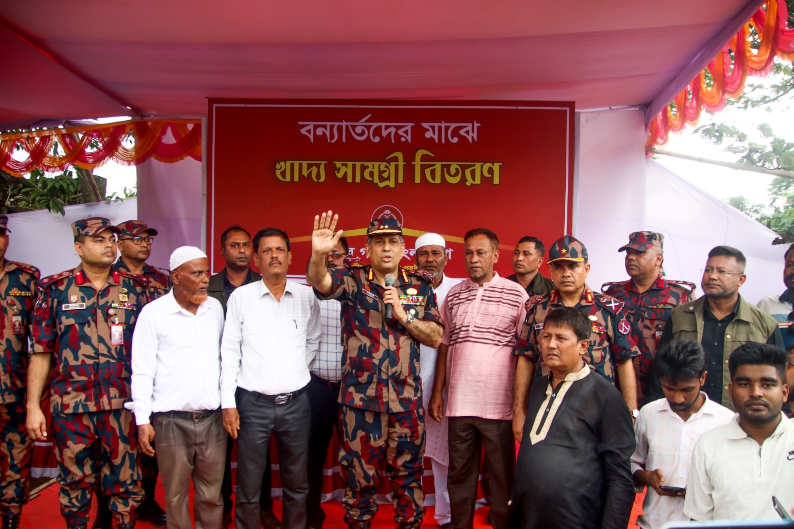 বিজিবি মহাপরিচালকের কক্সবাজার এলাকা পরিদর্শন এবং অপারেশনাল কার্যক্রম ও বন্যা দুর্গতদের মাঝে ত্রাণ বিতরণ কার্যক্রমে অংশগ্রহণ