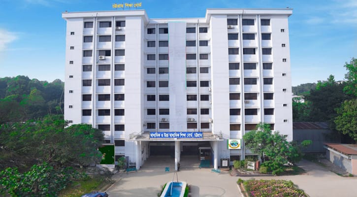 চট্টগ্রাম শিক্ষাবোর্ড চেয়ারম্যানের কাছে দাবি নিয়ে স্মারকলিপি এইচএসসি পরীক্ষার্থীরা