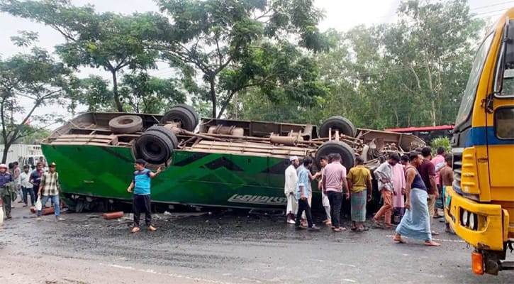 চট্টগ্রাম সীতাকুণ্ডে বাস উল্টে ১ জন নিহত, আহত ৬