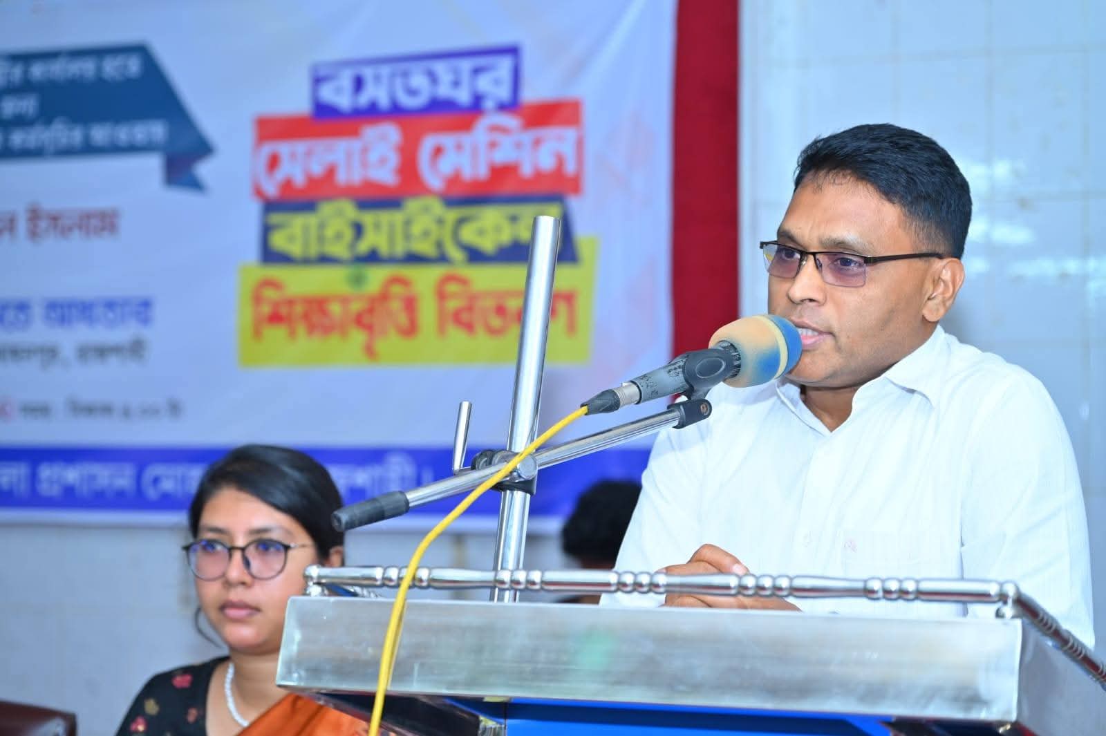 রাজশাহী মোহনপুরে ক্ষুদ্র নৃ-গোষ্ঠীর মাঝে বসতঘর ও সহায়তা বিতরণ করলেন রাজশাহীর জেলা প্রশাসক