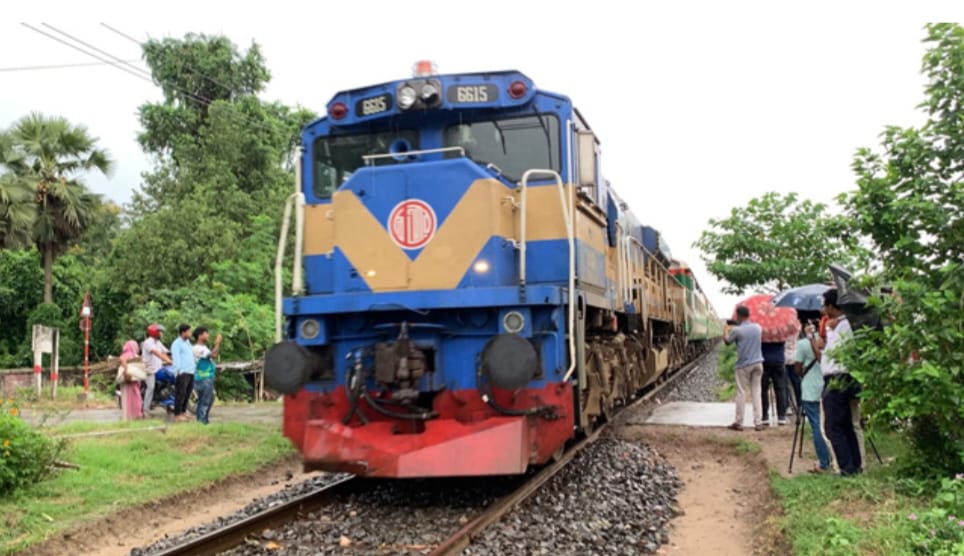 ৮ ঘণ্টা পর স্বাভাবিক রাজশাহীর রেল যোগাযোগ, অভিযুক্ত টিটিই সাময়িক বহিষ্কার