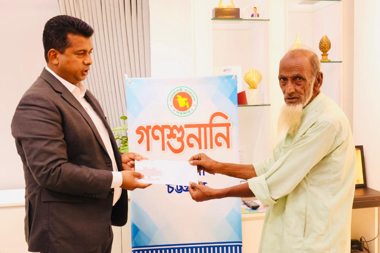 চট্টগ্রাম জেলা প্রশাসকের আর্থিক সহায়তা পেলো ১৮ জন, ত্রাণ পেলো ২১ পরিবার
