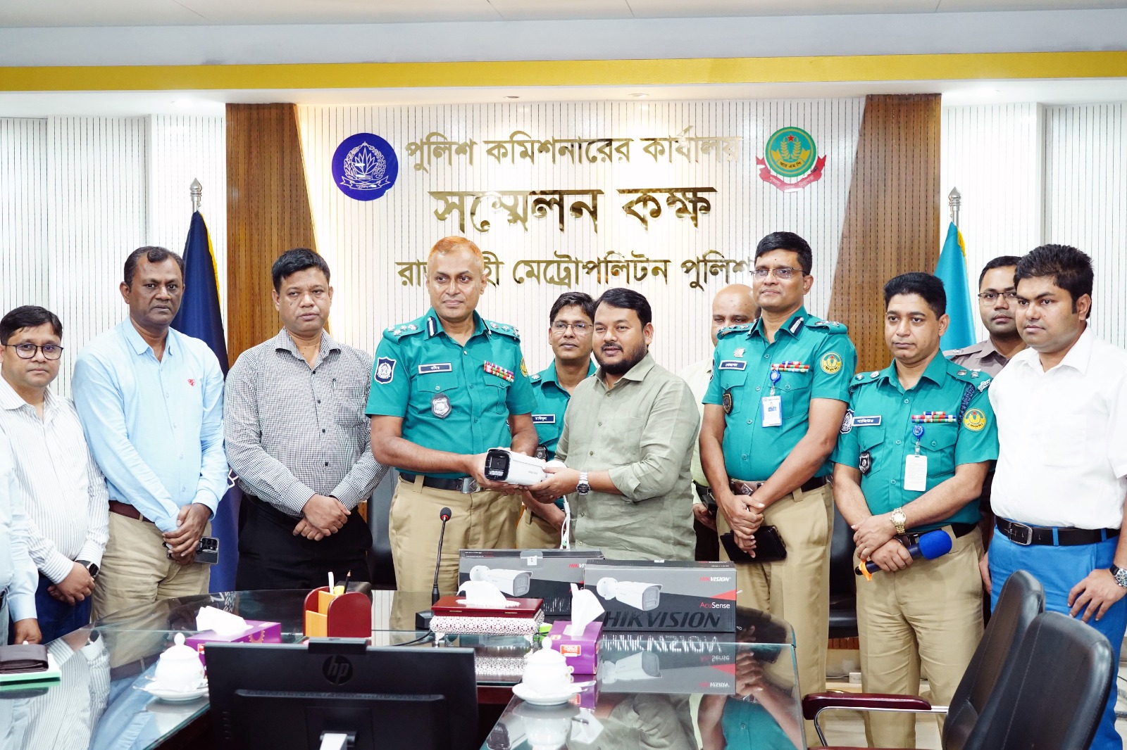 মহানগরবাসীর নিরাপত্তায় আরএমপিকে রাসিকের ১৫৫টি অত্যাধুনিক সিসি ক্যামেরা হস্তান্তর