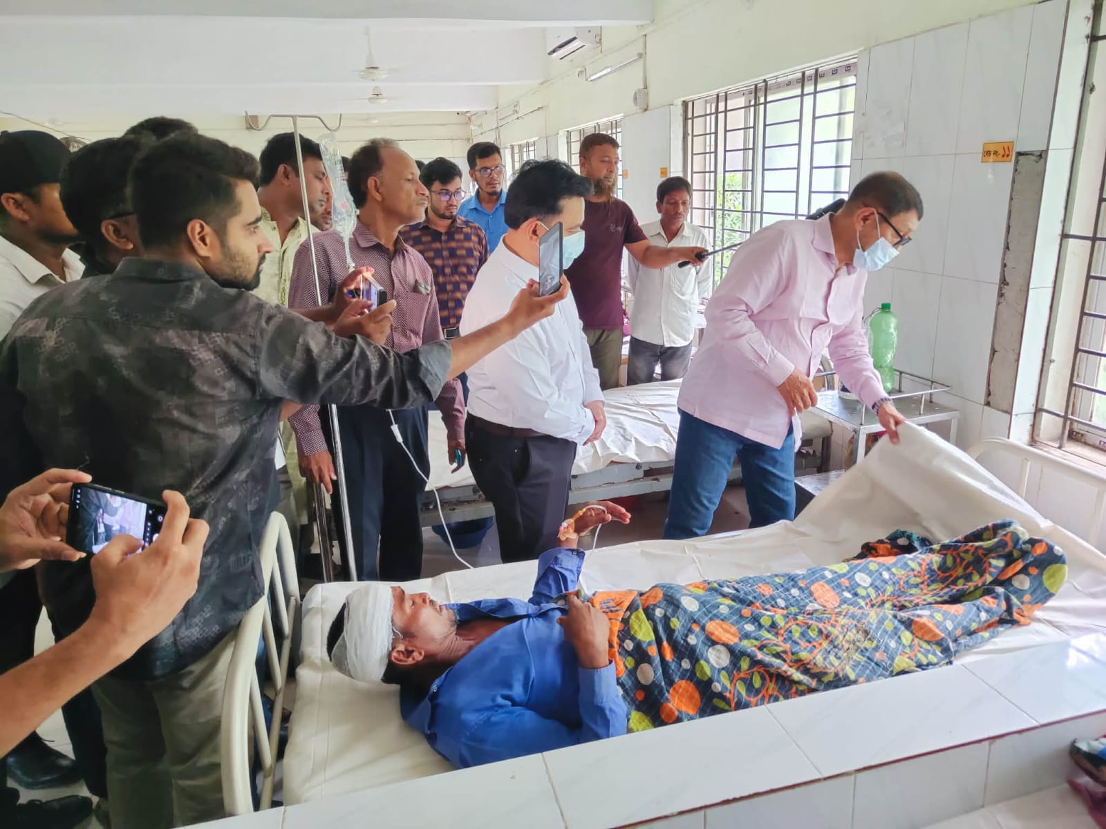হঠাৎ সাতক্ষীরায় স্বাস্থ্যমন্ত্রী, কর্মস্থলে অনুপস্থিত একজন চিকিৎসক বদলি ও নৈশ প্রহরী বরখাস্ত।