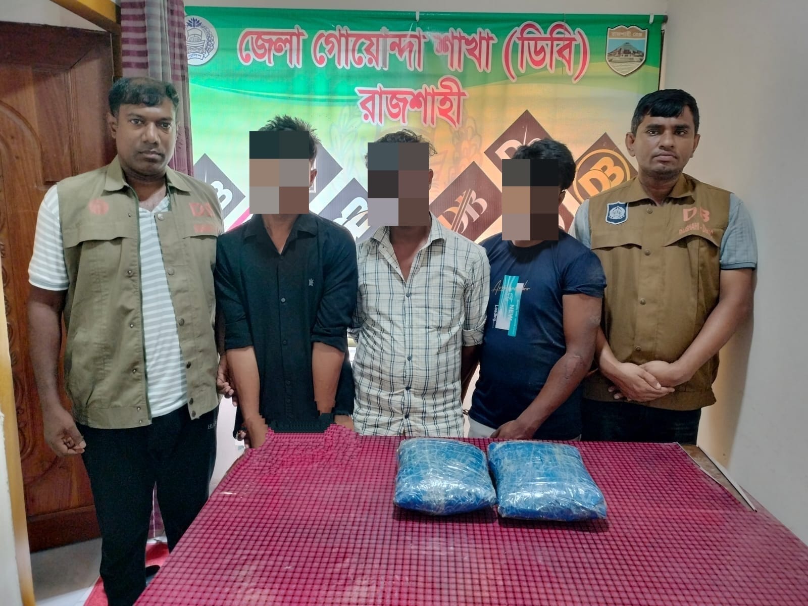 রাজশাহীতে ডিবি পুলিশের অভিযানে ২ কেজি গাঁজাসহ তিন মাদক ব্যবসায়ী গ্রেপ্তার