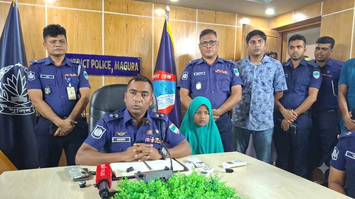 নিখোঁজের ৩ ঘণ্টার মধ্যেই স্কুলছাত্রী উদ্ধার, প্রশংসায় ভাসছেন মাগুরার এসপি মোল্লা আজাদ
