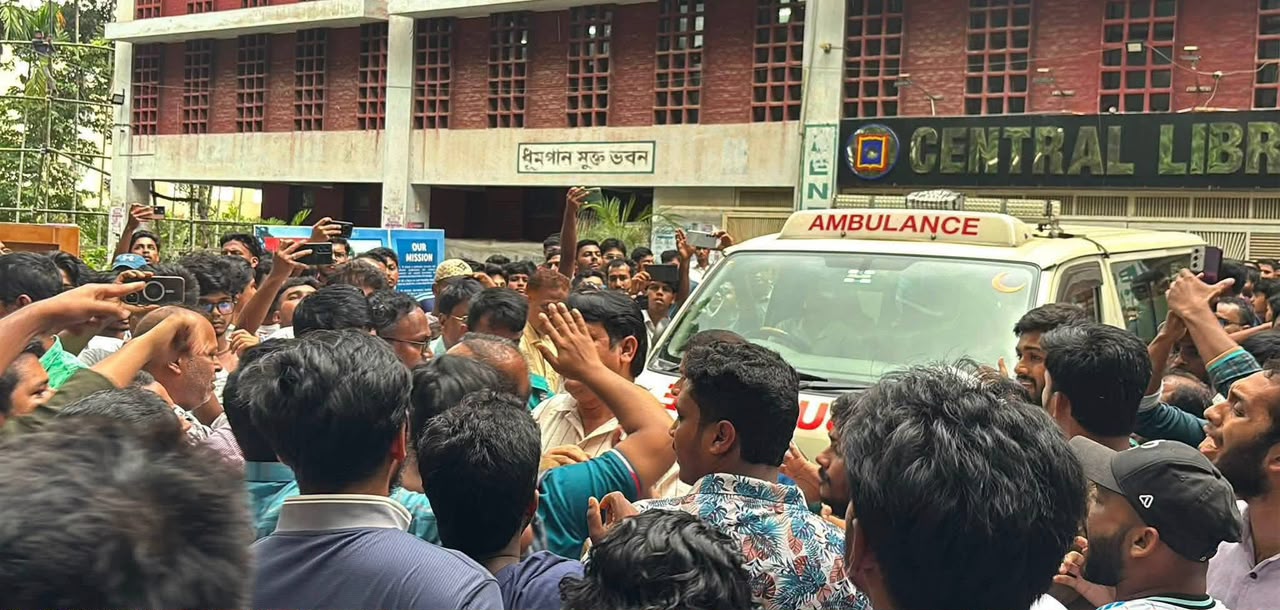 রাকসু ভবনে হামলা ঘিরে রাবিতে উত্তেজনা: জিএসসহ আহত ৪  প্রশাসনিক ভবনের সামনে রাকসু নেতাদের অবস্থান, তদন্ত কমিটির আশ্বাস উপাচার্যের