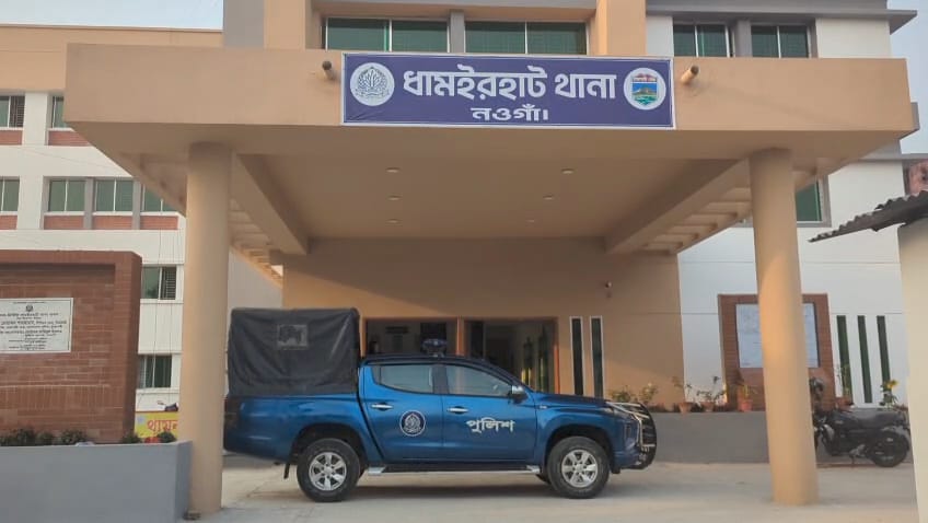 মানবিকতার অনন্য নজির: ছেলের হাতে নির্যাতিত বৃদ্ধা মাকে বাড়িতে ফিরিয়ে দিলেন ওসি মিন্টু রহমান