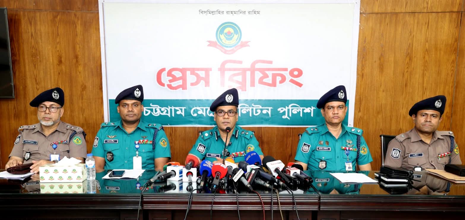 চট্টগ্রাম নগরীতে পৃথক অভিযানে ৩টি পিস্তল, গুলি, ইয়াবা ও শীর্ষ সন্ত্রাসী সহ গ্রেফতার – ৩
