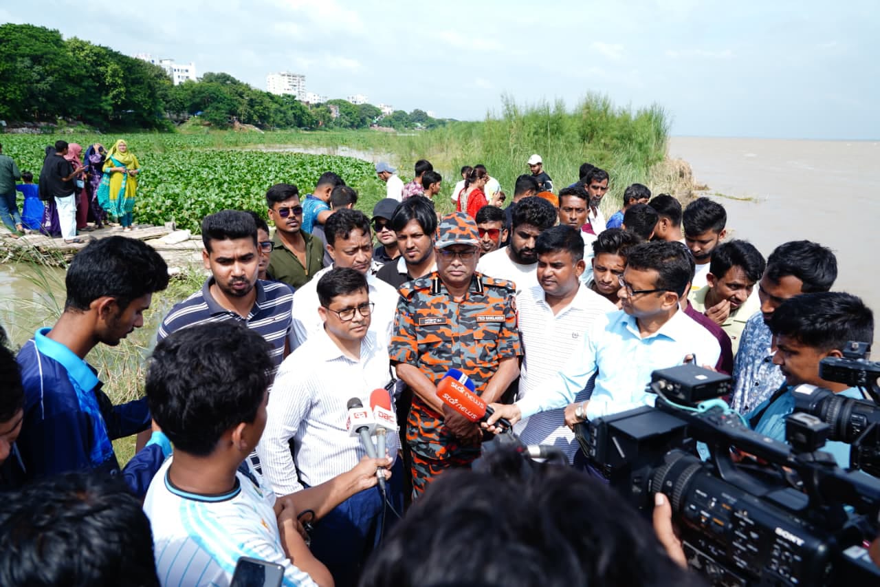রাজশাহীতে পদ্মায় নৌকাডুবি: বাবা-ছেলে নিখোঁজ, উদ্ধার ৬
