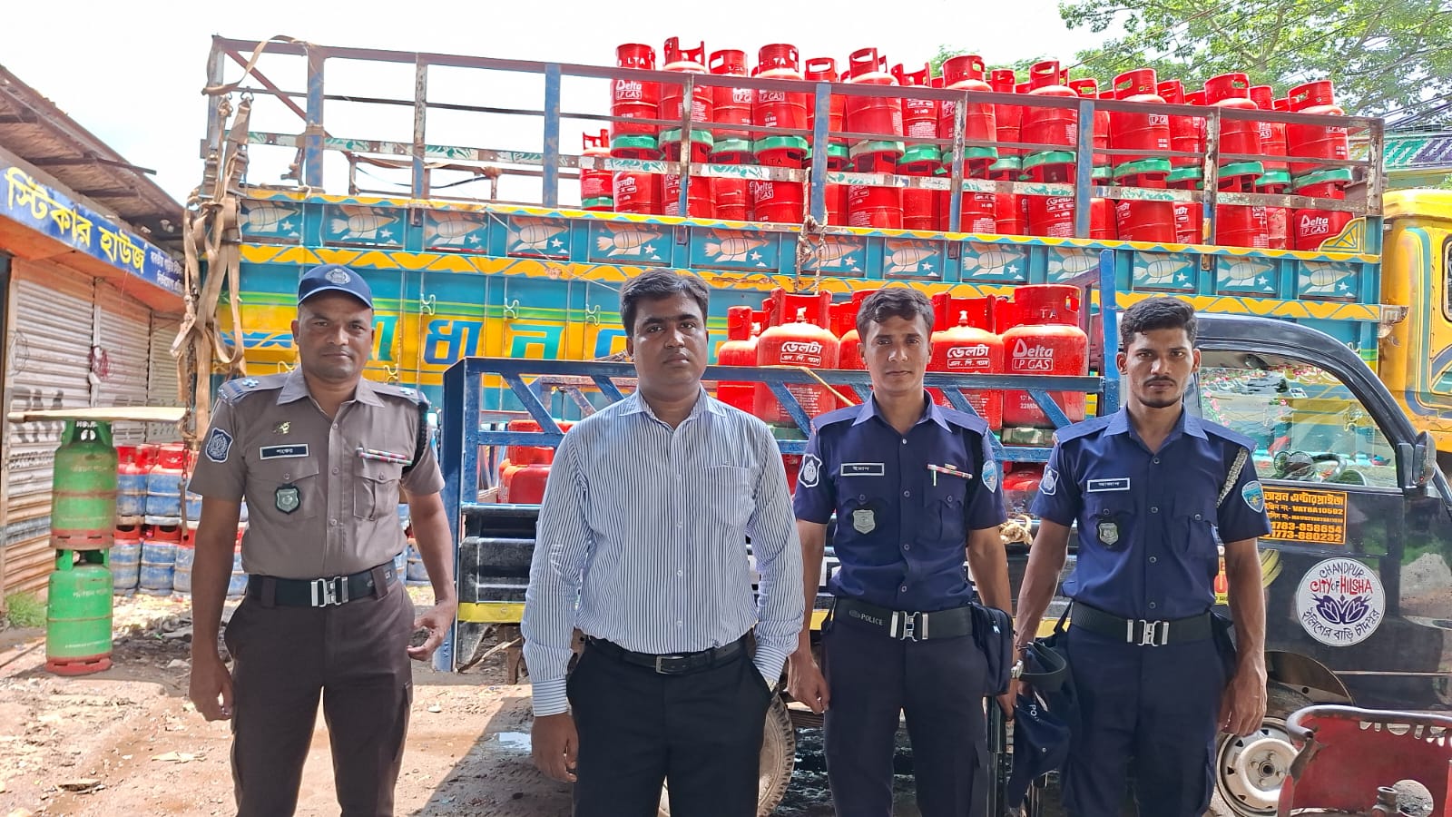 চাঁদপুরে ভোক্তা অধিকার সংরক্ষণ অধিদপ্তরের অভিযানে ২টি প্রতিষ্ঠানকে ৬০ হাজার টাকা জরিমানা