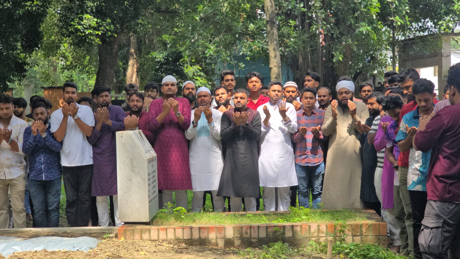 রাজশাহীতে শহীদদের কবর জিয়ারত, পরিবারের মাঝে উপহার বিতরণ