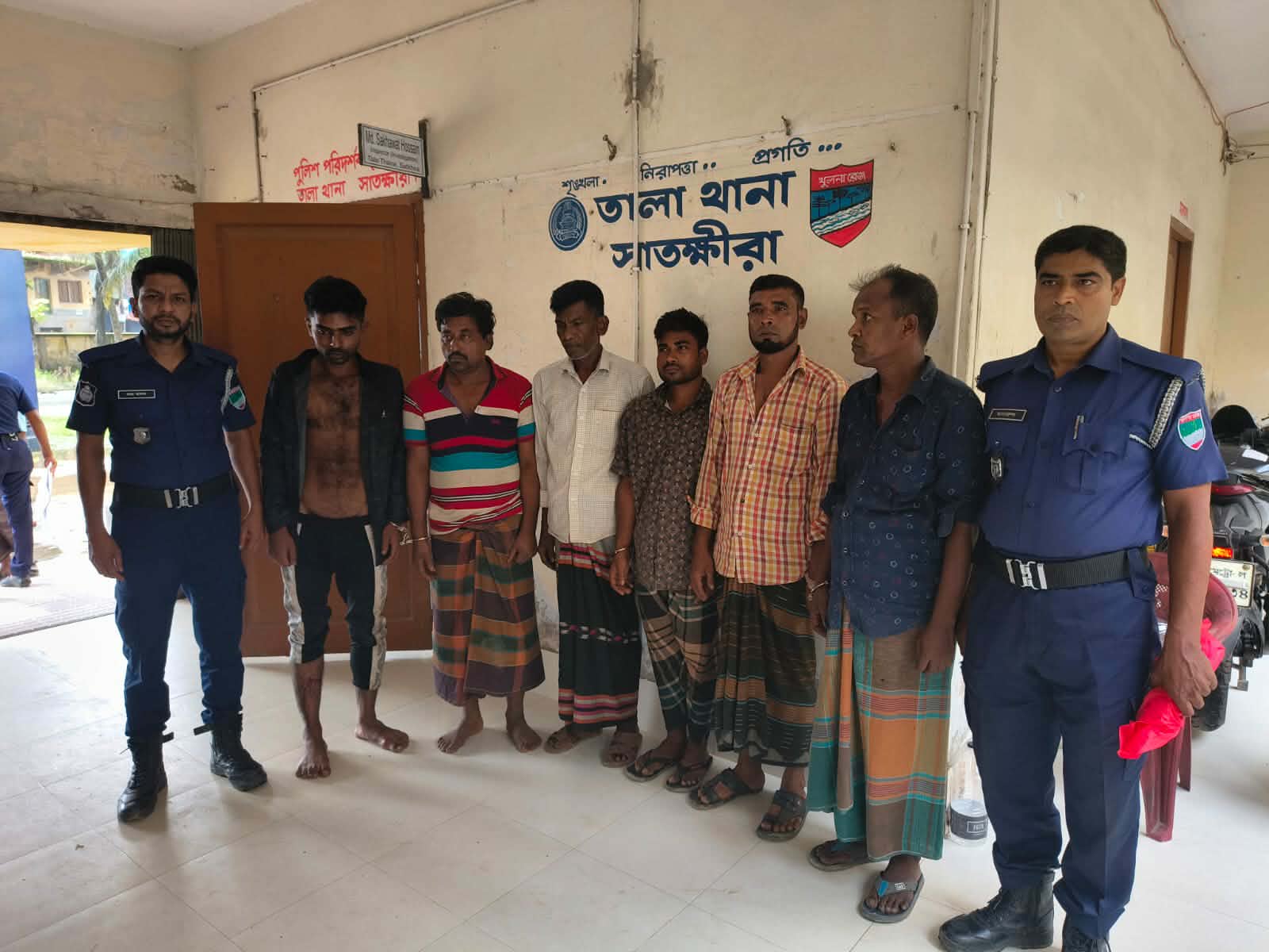 তালায় পুলিশের বিশেষ অভিযানে মাদক ও চোরাই ভ্যানসহ ৬ জন আটক