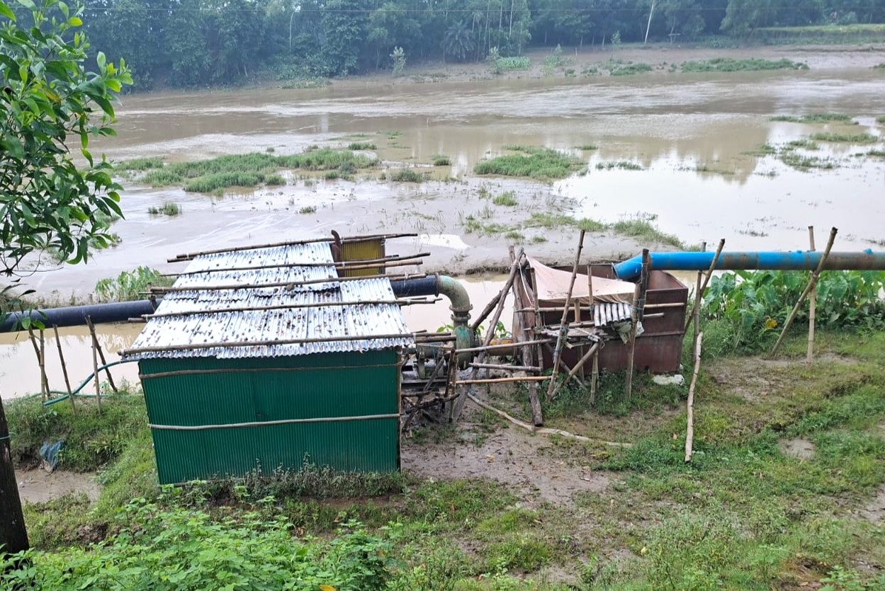 খোয়াই নদীতে প্রতিদিন অবৈধ ভাবে বালু উওোলন