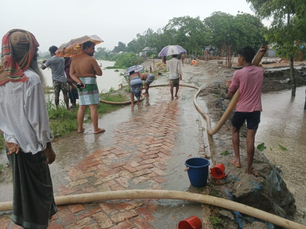 জামালপুরে ঝিনাই নদীর বাঁধ রাস্তা ভেঙে যোগাযোগ বিচ্ছিন্ন, ৫০ গ্রামের অর্ধলক্ষাধিক মানুষ চরম দুর্ভোগে​