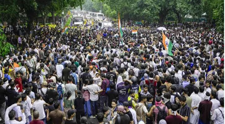 ভারতে ছাত্র জনতার ব্যাপক আন্দোলনে বিপাকে সরকার