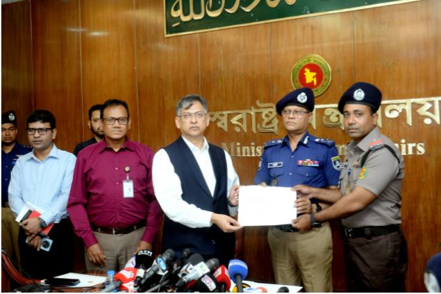 জনবান্ধব পুলিশ গঠনে পুরস্কার ও তিরস্কারের নীতি অব্যাহত থাকবে: স্বরাষ্ট্রমন্ত্রী