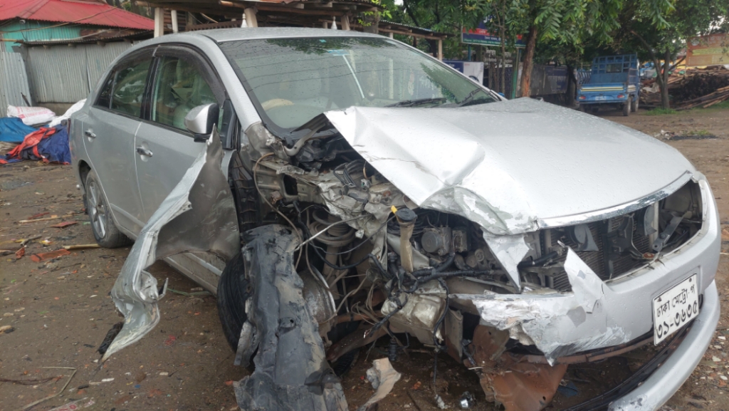 জৈনা বাজার ইউ-টার্নে শিক্ষার্থীবাহী ভ্যান-প্রাইভেটকারের মুখোমুখি সংঘর্ষ, আহত ছাত্রী