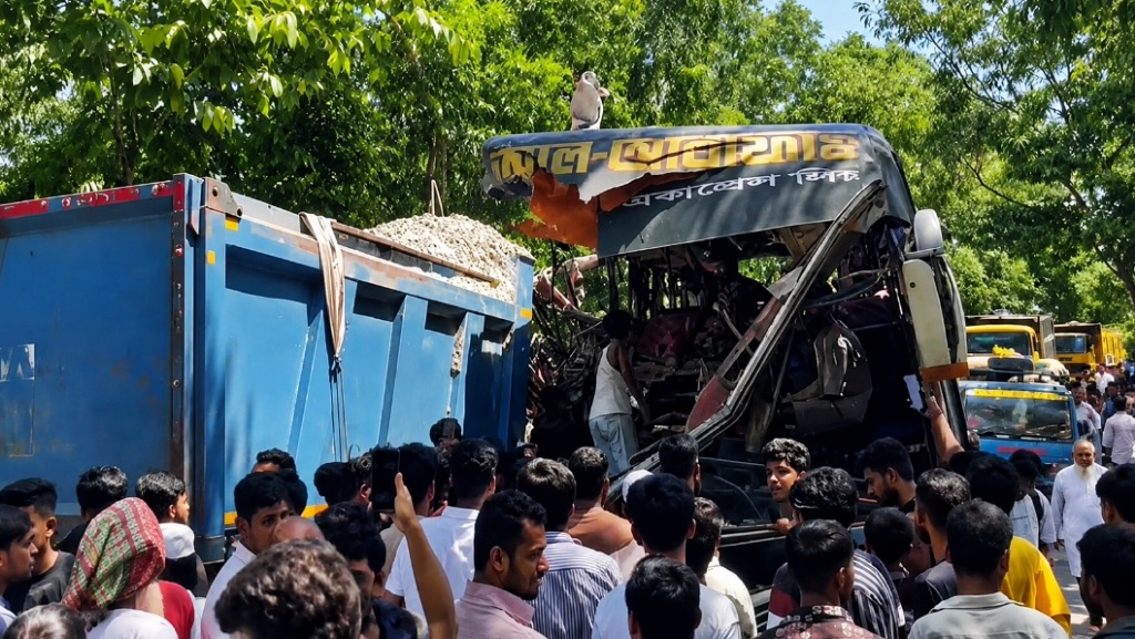 চাঁদপুরে বাস-বালুবাহী ট্রাকের সংঘর্ষে নিহত ৩, আহত ১৫