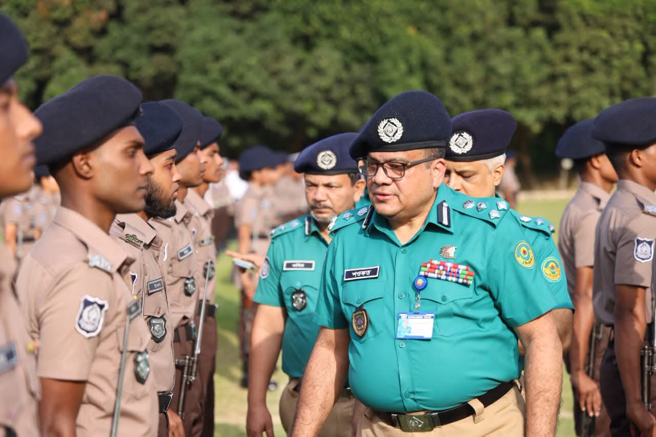 চট্টগ্রামে গ্র্যান্ড মাস্টার প্যারেড অনুষ্ঠানে সিএমপি কমিশনার হাসান মো. শওকত আলী