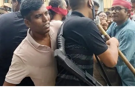 রাবিতে শিক্ষার্থীদের তুলে নেওয়ার চেষ্টা,ঢাল হয়ে দাঁড়ালেন শিক্ষকরা