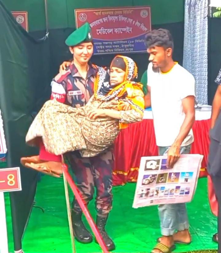পঞ্চগড়ে সীমান্তবর্তী মানুষের মাঝে ১৮ বিজিবির মেডিকেল ক্যাম্পেইন
