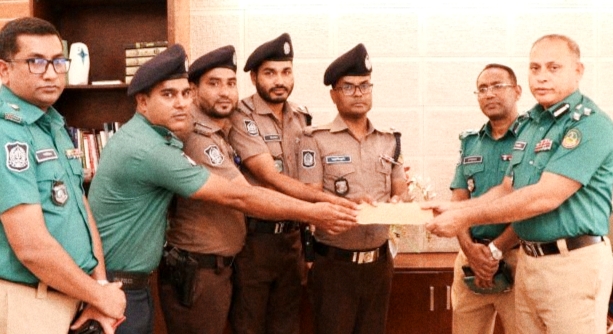 সাহসিক অভিযানে অস্ত্র উদ্ধার: পুরস্কৃত জিএমপির সদর থানার ওসি আমিনুল ইসলাম