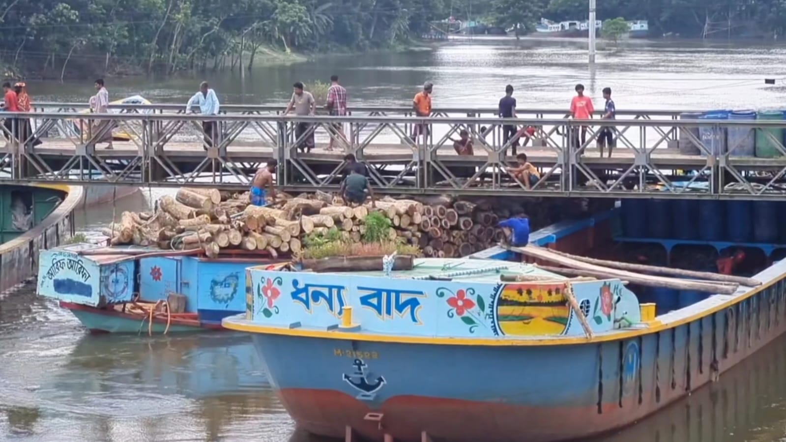 সুতিয়া নদীতে ট্রলারের দীর্ঘ কারাভোগ, পুরোনো ব্রিজে বাড়ছে লোকসানের পাহাড়