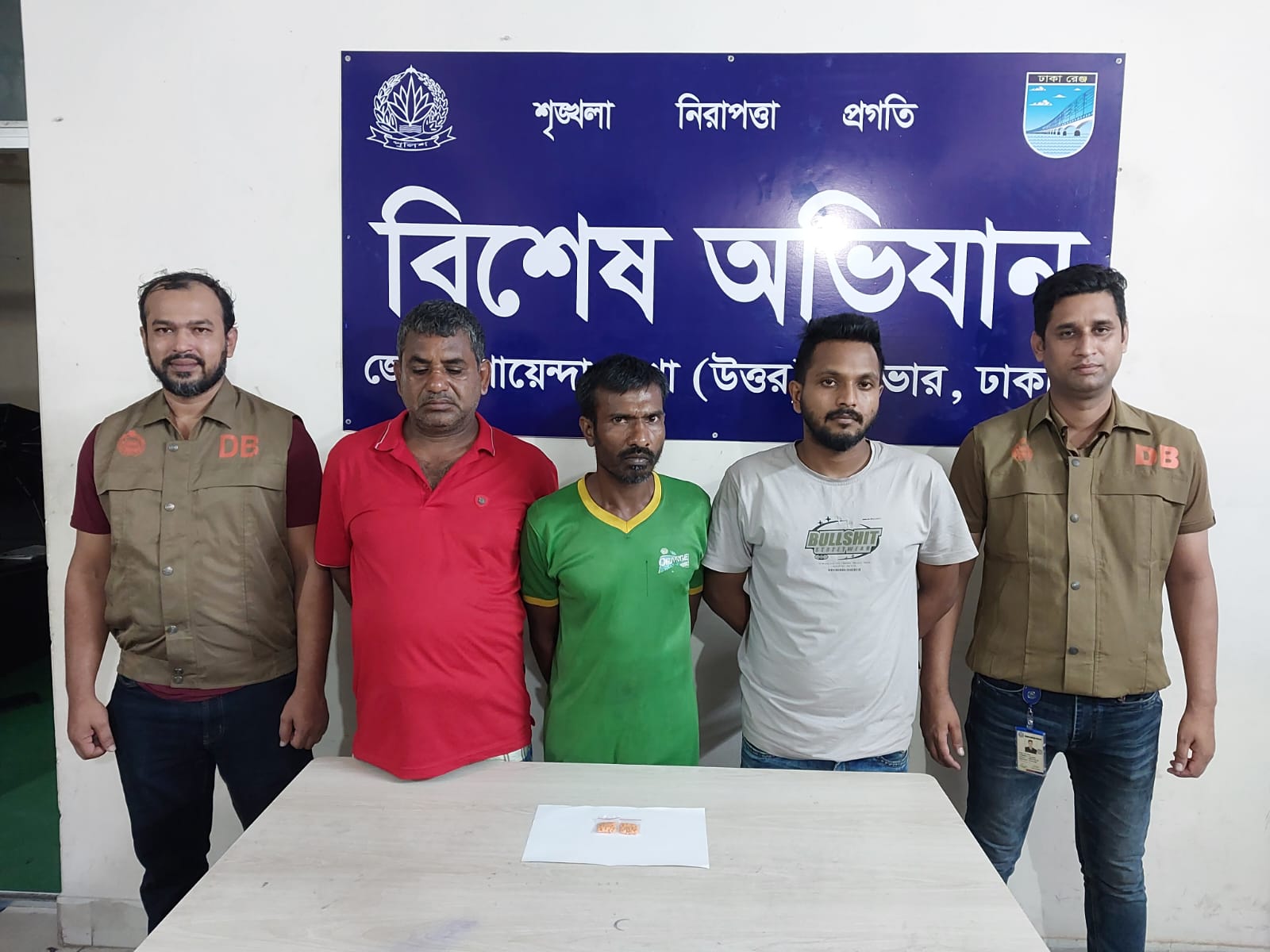 ঢাকা জেলা উত্তর ডিবি’রসাভারে অভিযানে ১০০ পিস ইয়াবাসহ ৩ মাদক ব্যবসায়ী গ্রেপ্তার