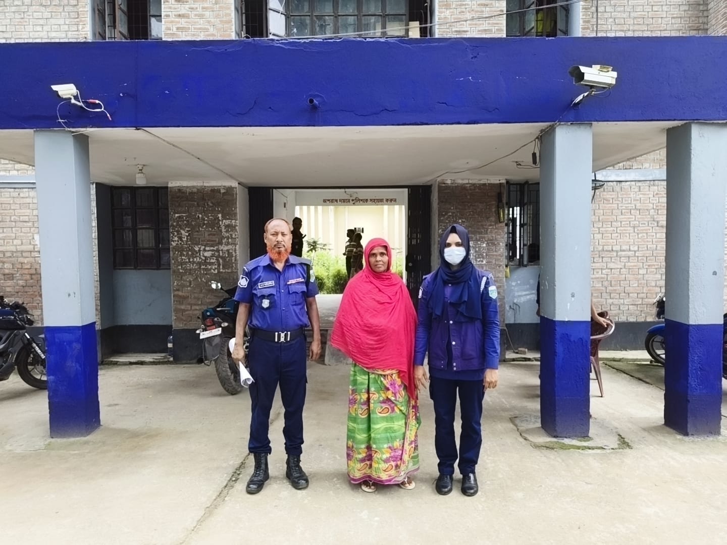 রাজশাহীর তানোরে ৩৩০ গ্রাম গাঁজাসহ নারী মাদক ব্যবসায়ী গ্রেফতার